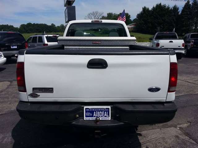 2006 Ford F-250 Super Duty XL 2dr Regular Cab 4WD LB